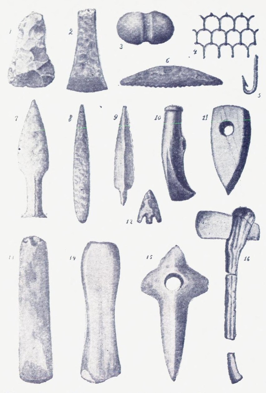 Fra den eldre stenalder: 1. Stenøks. Fra den yngre stenalder: 2. Øks av flint. 3. Klubbe. 4. Fiskegarn, maskevidde 2 cm. 5. Fiskekrok av ben. 6. Sag. 7. Dolk. 8. Spydodd. 9 og 12. Pilodder. 10. Øks av grønnsten, efterligning av en bronseøks; her kunde de bore skafthull, med vann og sand og en trepinne. 11 og 13—16. Økser. — Når en døde, grov de ham ned på boplassen eller nær ved den. Senere i tiden brukte de å bygge et gravkammer av stenheller eller av tømmer; så klædde de på den døde de beste klærne hans og la ham inn i gravkammeret; våbnene og redskapene hans la de ved siden av; til slutt kastet de sammen en sten- eller grushaug over graven.